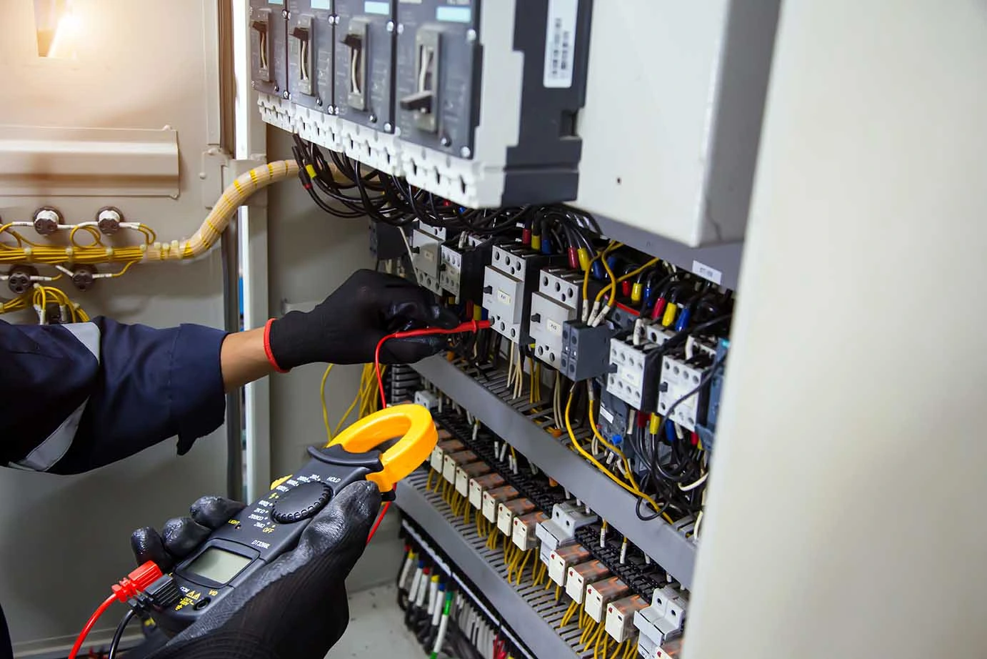 تشطيب الإنارة الحديثة وتركيب الليد بروفايل والسبوت لايت بمكة من شركة دلتا